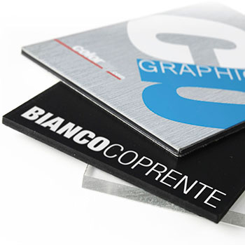 Stampa diretta UV in alta qualità con possibilità di stampa del bianco. Pannelli colorati o metallici in x-Bond, Metacrilato, PVC tipo forex Nero. 